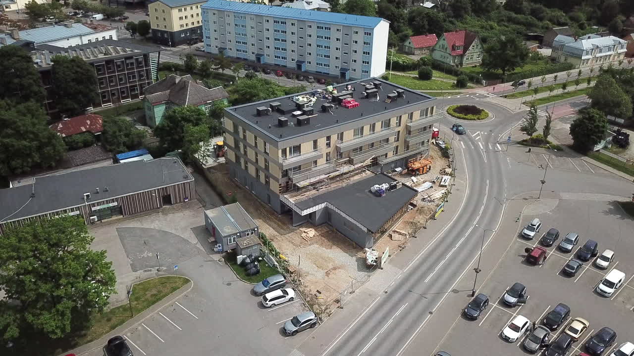 Rakvere, Centro da Cidade, Praça Central, Keskväljak, Arquitetura Moderna, Planejamento Urbano, Paisagem Urbana, Aéreo 4K, Espaço Público, 2025