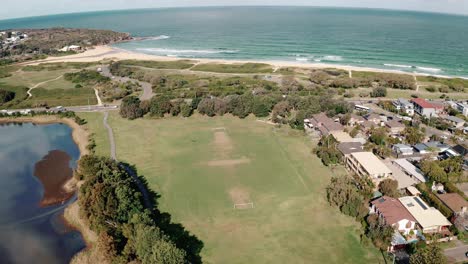 Campo-De-Fútbol-En-La-Costa-Cerca-De-La-Playa-De-Agua-Dulce-En-Nueva-Gales-Del-Sur,-Australia