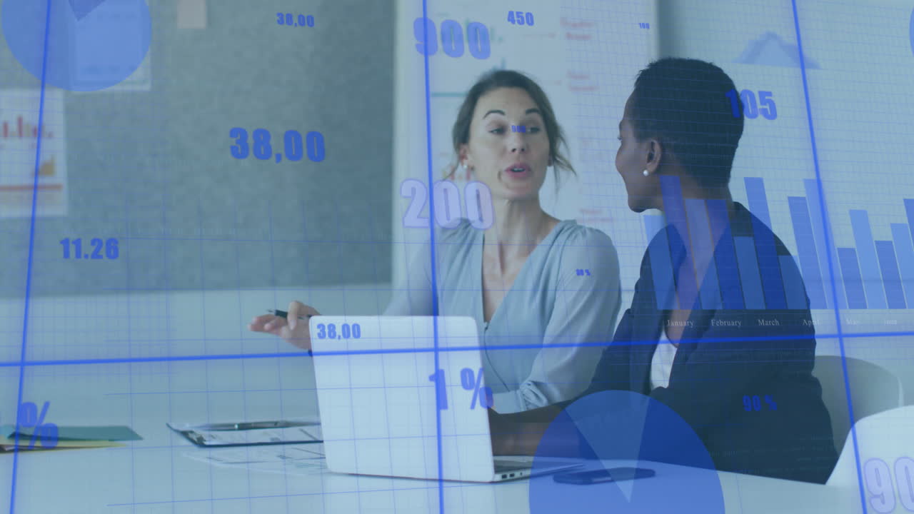 animación del procesamiento de datos financieros sobre diversas mujeres empresarias en la oficina
