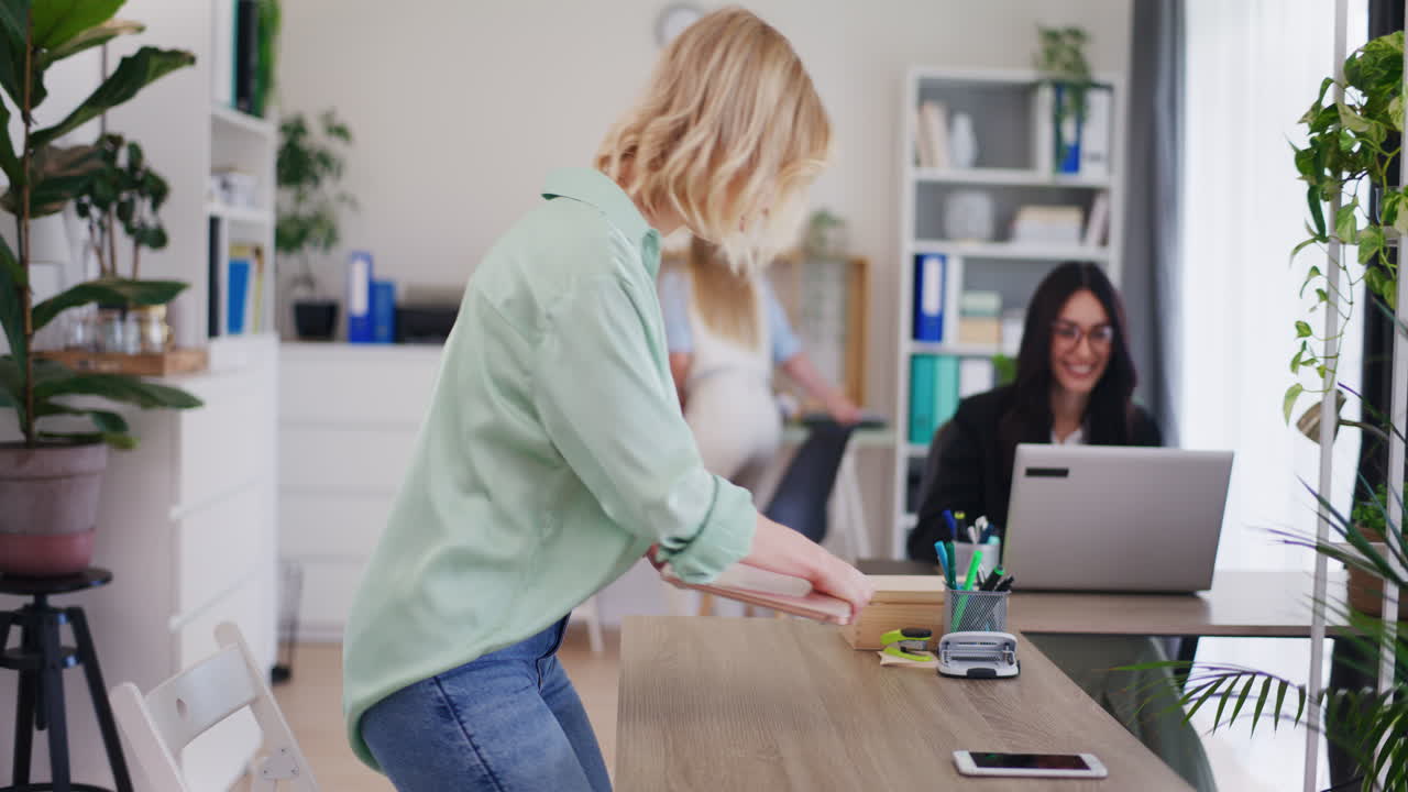 команда молодых офисных работников, начинающих свой день