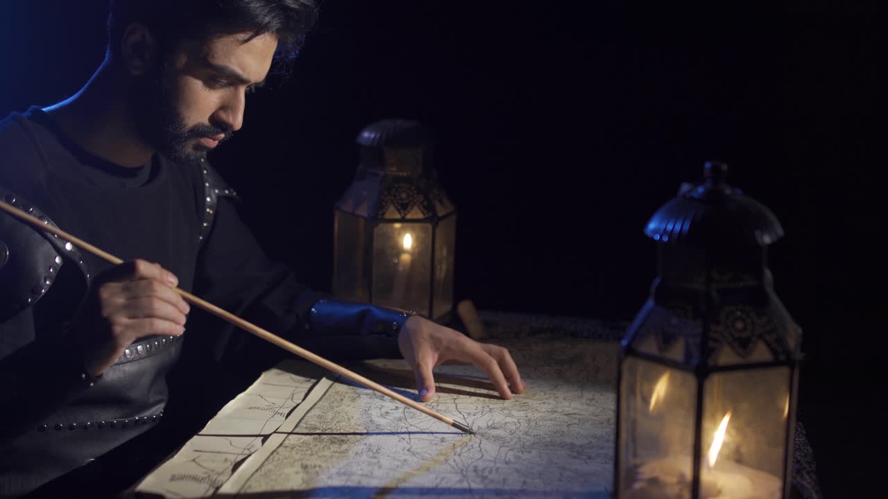 지도상의 화살표로 계획을 세우는 사령관입니다.