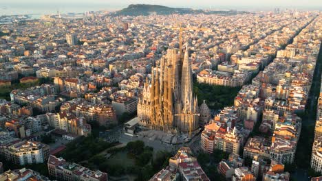 vista aérea de la catedral de la sagrada familia. cataluña, españa