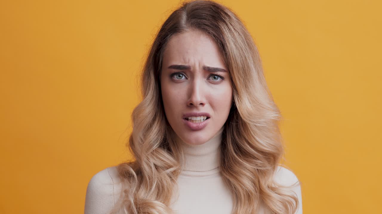 una mujer con una expresión frustrada.