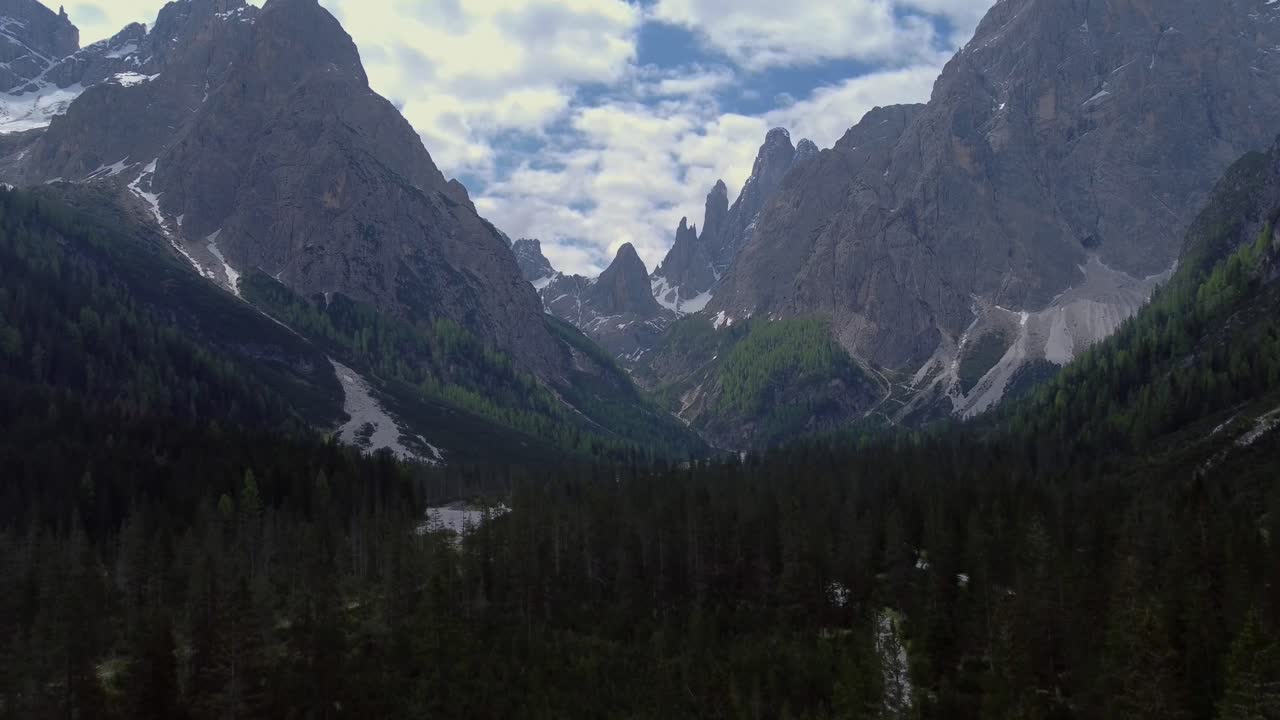 vista aérea de las montañas dolomitas, los alpes, italia