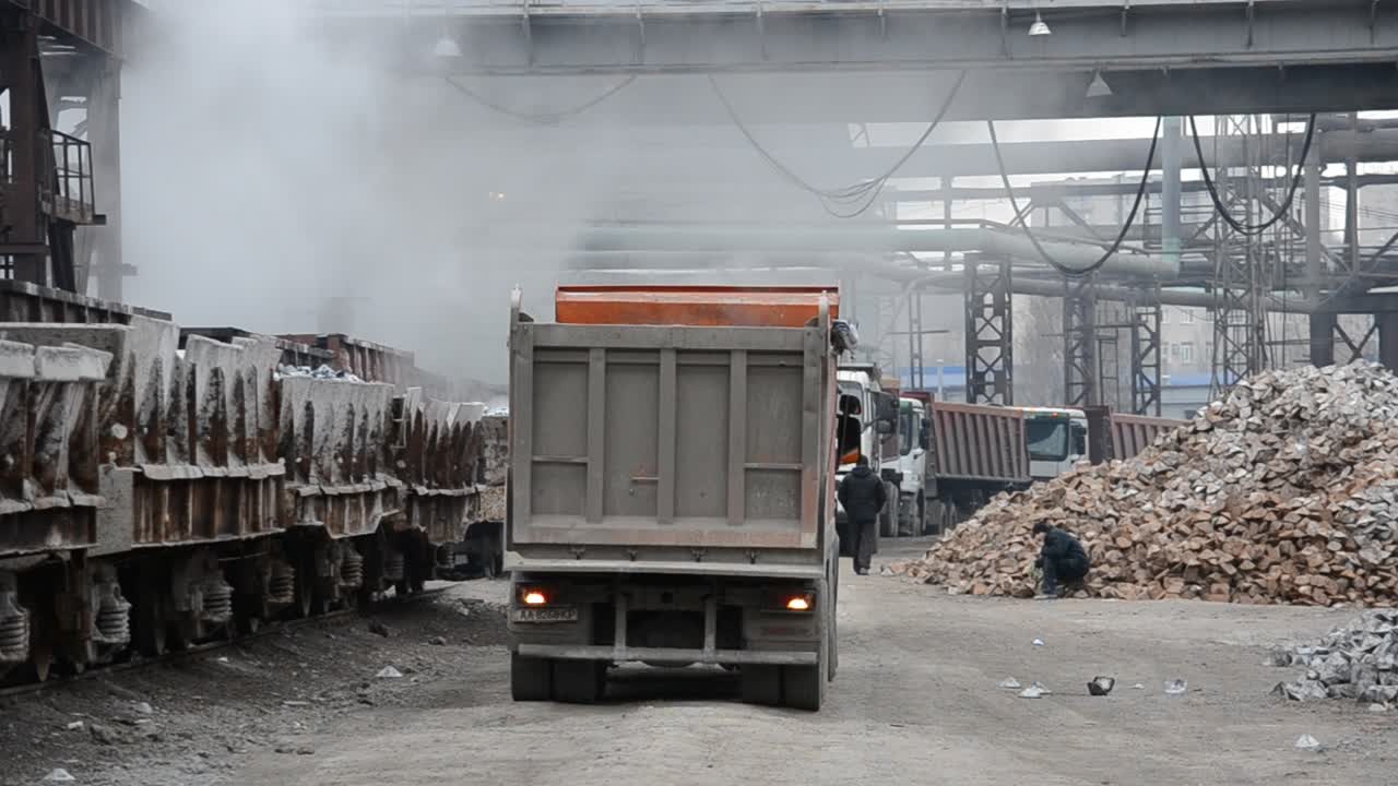 Lavorazione dell'acciaio. Carico di ghisa
