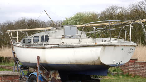 Rückseite-Eines-Müden-Alten,-Verlassenen-Segelboots-Auf-Einem-Verrosteten-Anhänger