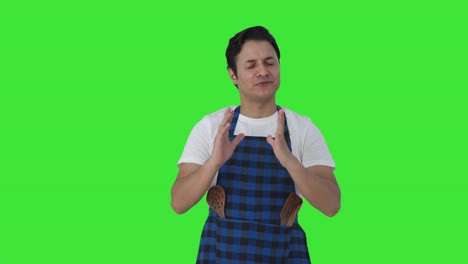 cocinero indio feliz hablando con alguien pantalla verde