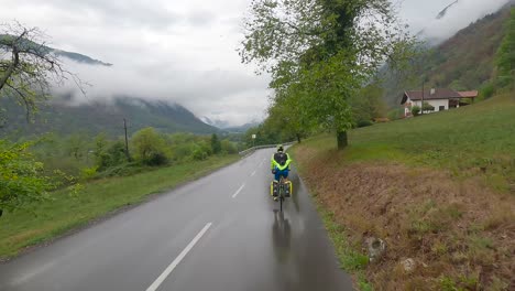 andar en bicicleta por eslovenia en una superficie mojada en clima húmedo, viajar en bicicleta