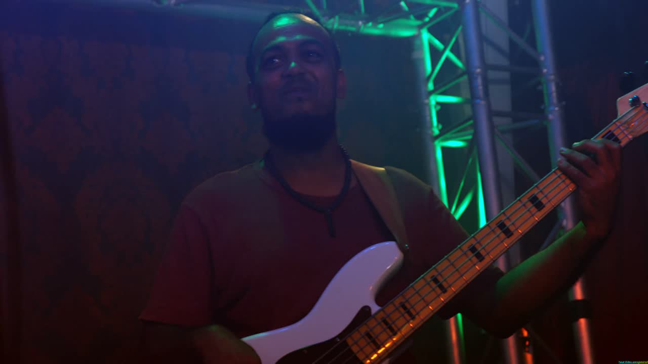 guitarrista tocando la guitarra en el escenario 4k