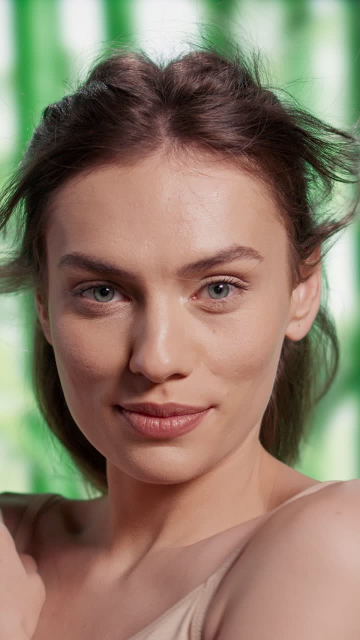 Video verticale: ragazza gentile e naturale che fa pubblicità a shampoo e prodotti per capelli