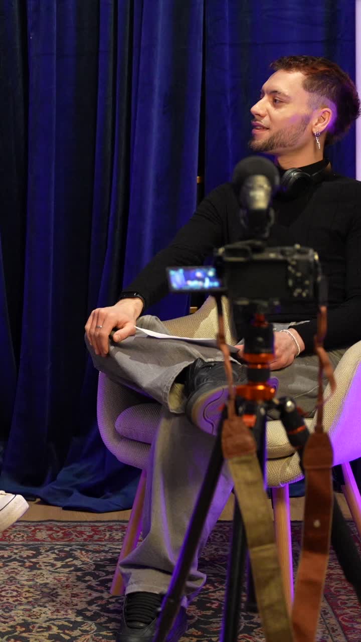 Kvinde og mand optager en podcast eller et interview i et moderne studie