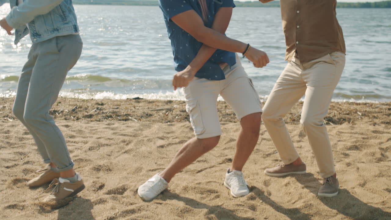 해변에서 춤추는 친구들