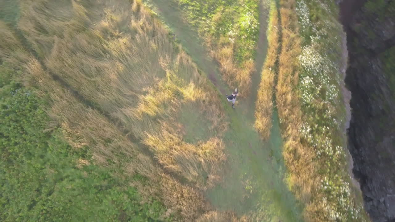 트레일 러너가 야외에서 경치 좋은 달리기를 하고 있다