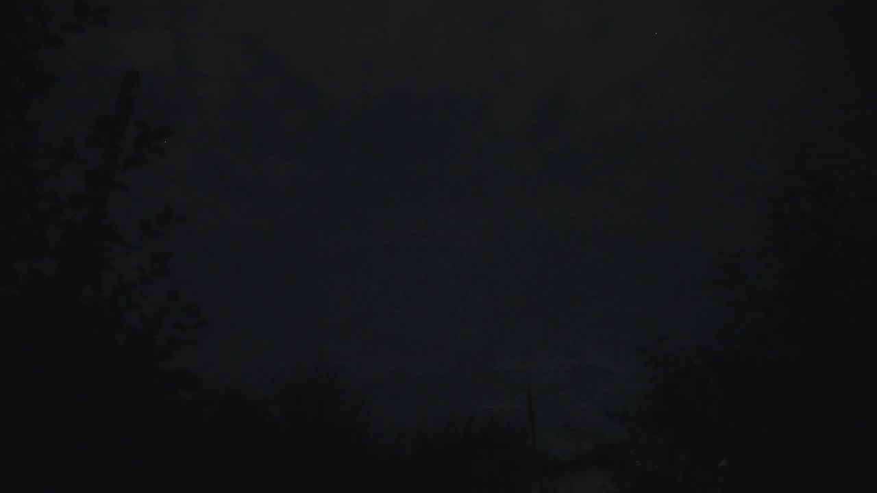 il tuono notturno lampeggia in un paesaggio oscuro e inquietante durante la tempesta estiva