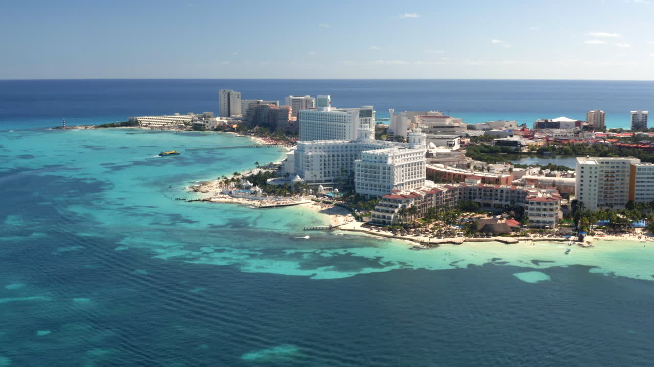 Skyline della città di Cancun sulla costa del Mar Caraibico con spiagge e hotel