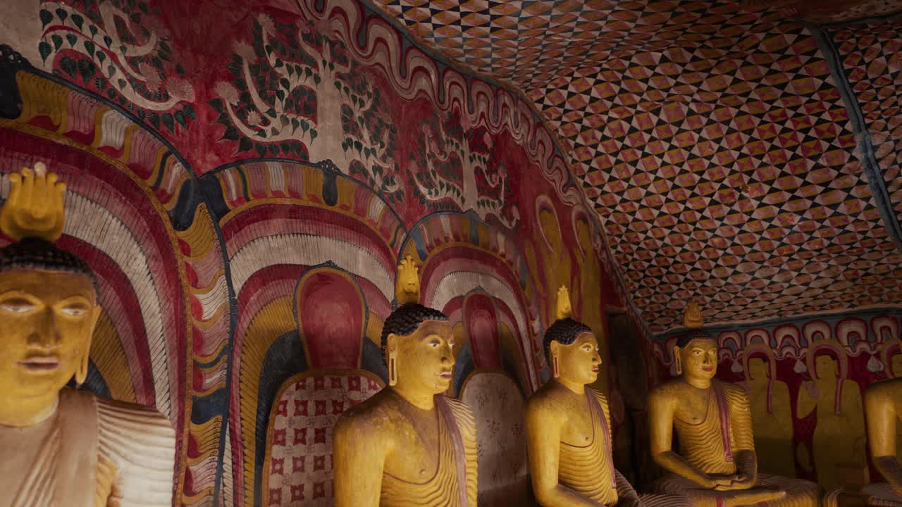 Dettagliati dipinti murali, affreschi e statue religiose di Buddha nel Tempio rupestre di Dambulla nello Sri Lanka.