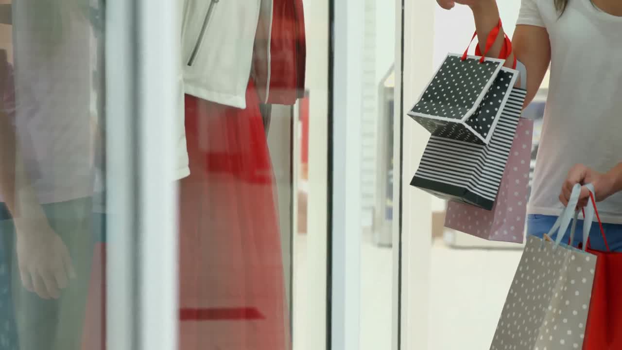 쇼핑몰 에 있는 행복 한 친구 들