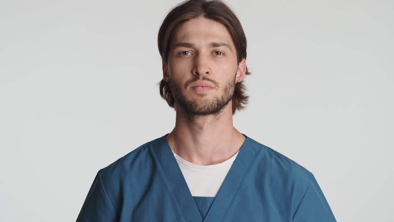 hombre caucásico frente a la cámara sobre un fondo blanco.