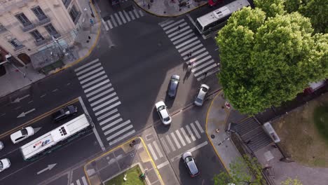 vista aérea ascendente de los autos que cruzan el cruce durante el semáforo verde