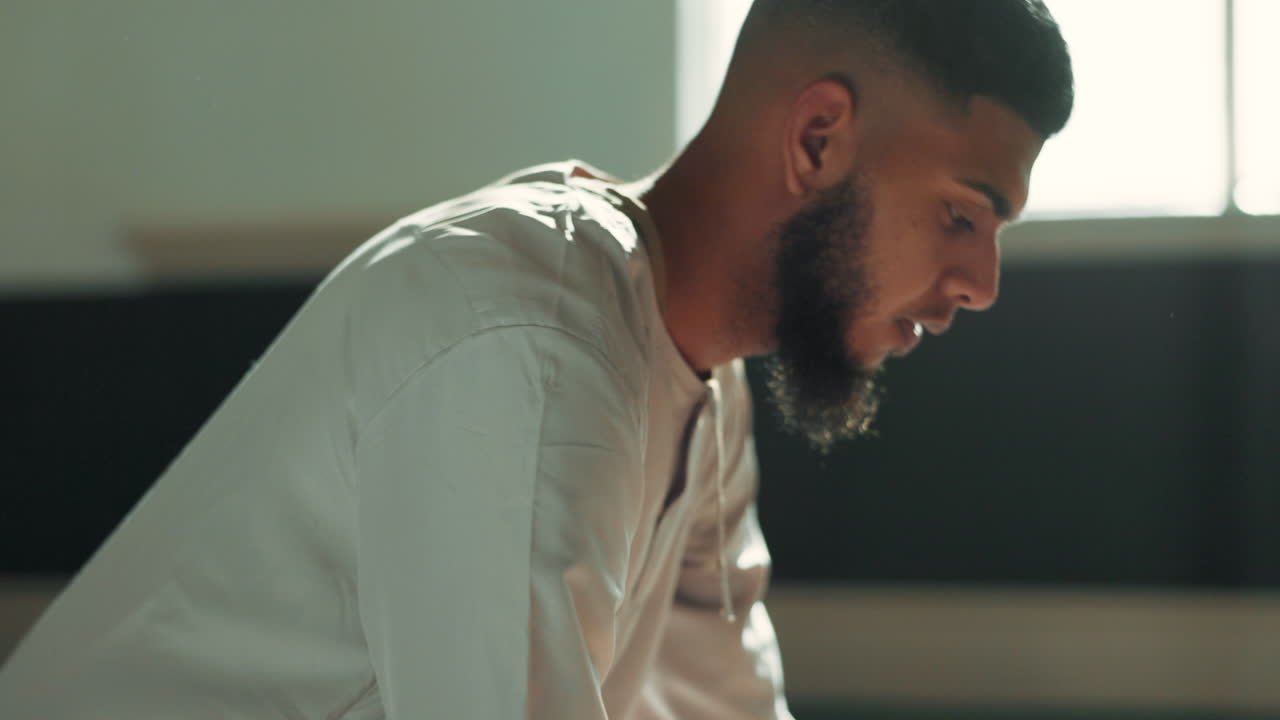 이슬람 기도 사람 이 모스크 에 있는 매트 에