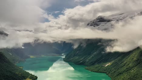 la hermosa naturaleza de noruega paisaje natural lago lovatnet.