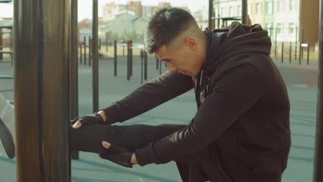 atleta estirando las piernas después de un entrenamiento al aire libre