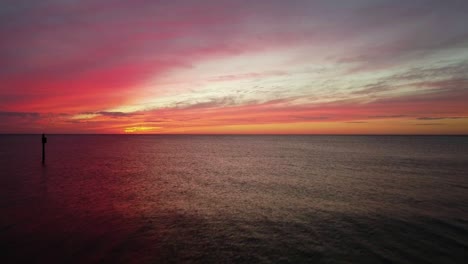 Luftdrohne-Des-Strandsonnenuntergangs-Schoss-über-Ozean