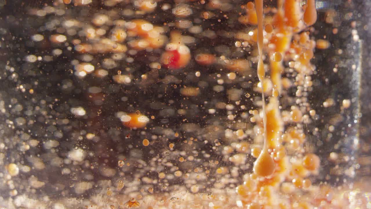 갈색과 오렌지색 액체 버블링 모션 배경 텍스처