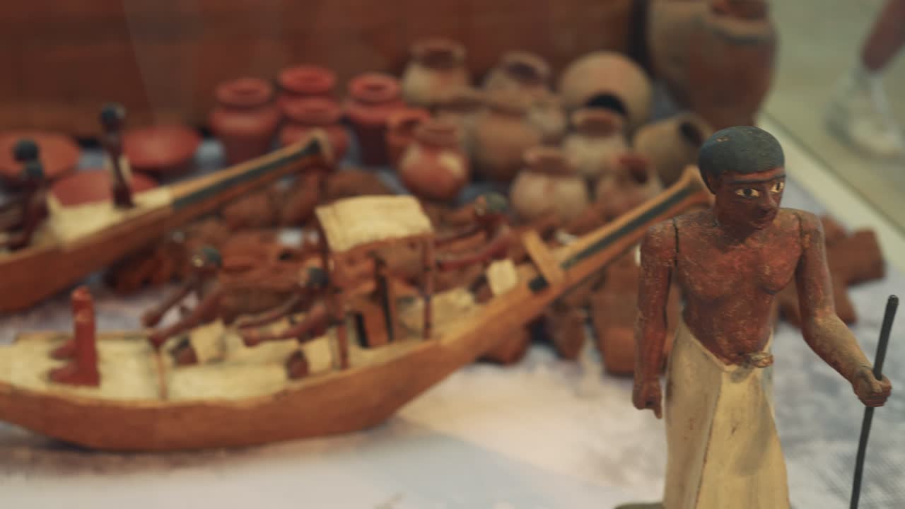 barco en miniatura con figuras y cerámica