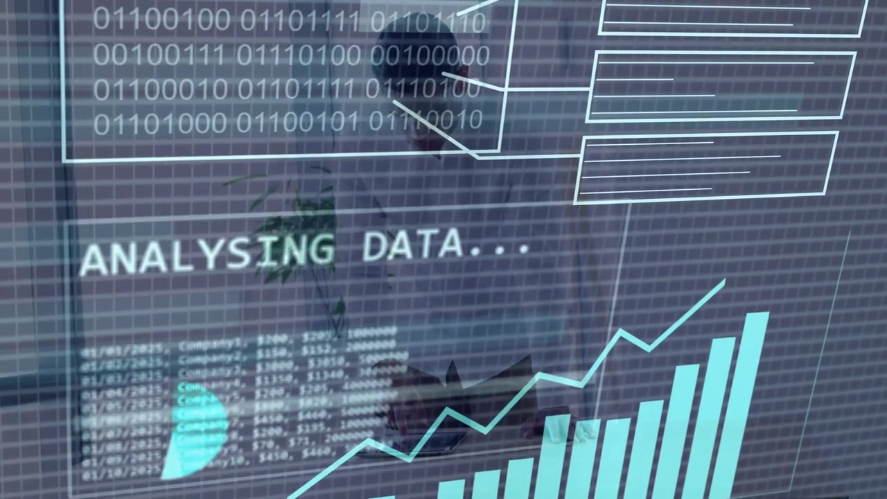 Voksen mand læner sig over skrivebord, tapper på tablet, aktiverer gennemsigtig HUD, der analyserer tekniske datadiagrammer.