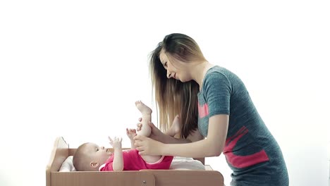 la madre hace masajear a su bebé