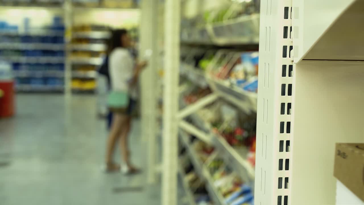 젊은 소녀들은 서서 상품을 선택합니다.