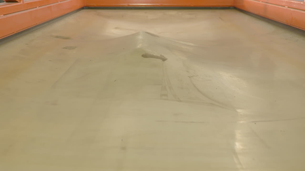 дизайнерский деревянный стул формируется в вакуумном прессе, промышленном станке, используемом в обрабатывающей промышленности