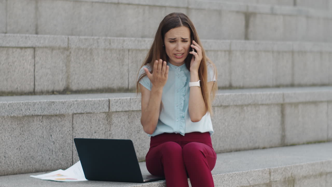 mujer de negocios gritando en el teléfono inteligente en la calle. gerente usando el teléfono celular en la ciudad