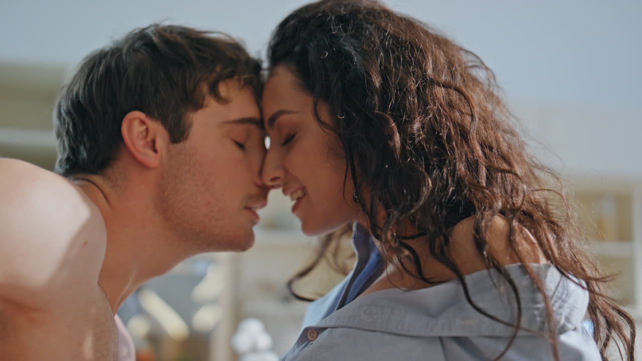 Primo piano di amanti sensuali che si abbracciano in cucina, provando desiderio. Uomo che accarezza la donna.