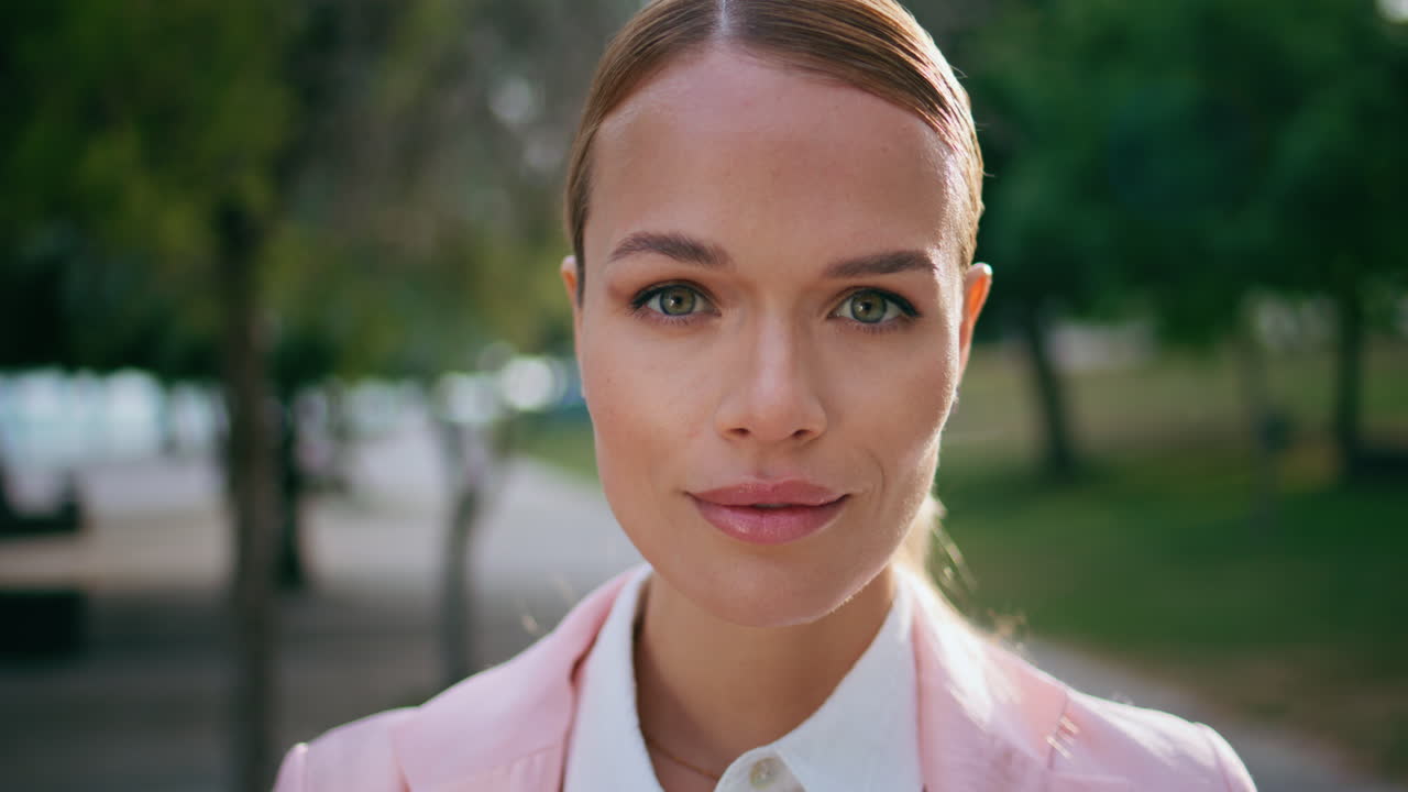 elegante mujer mirando cámara de pie calle de la ciudad primer plano. feliz mujer de negocios