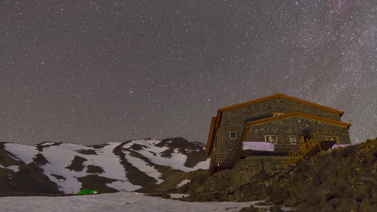 исследуйте удивительное звездное ночное небо над горой дамаванд, самой высокой вулканической вершиной азии с потрясающими зимними пейзажами, замороженными вершинами и альпийскими приключениями под млечным путом.