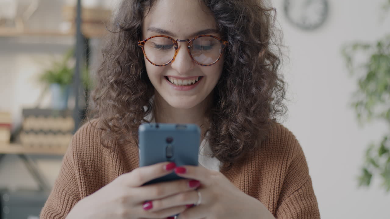 mujer joven usando un teléfono inteligente