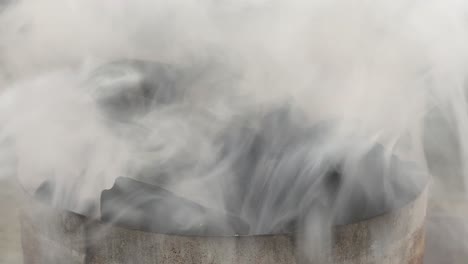 Primer-Plano-De-Un-Encendedor-De-Chimenea-De-Carbón-Con-Mucho-Humo.