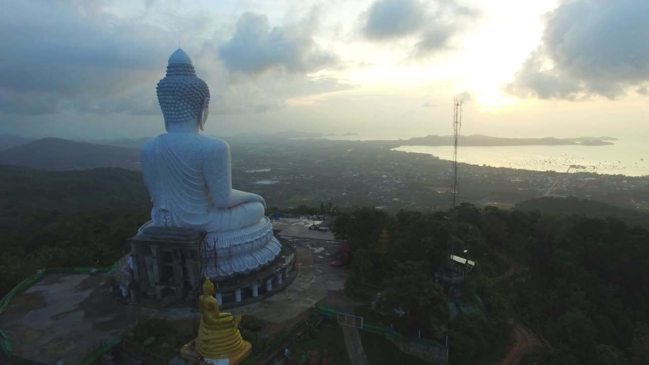 amanecer en la bahía de chalong cuando estás en la cima de la colina de la estatua del gran budo puedes ver alrededor de la isla de phuket