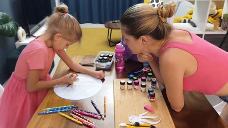 madre e hija pintando juntas