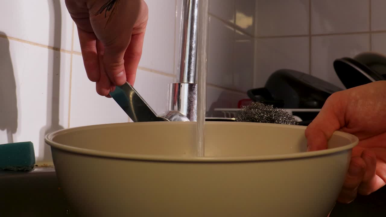 Video, hvor der hældes vand i en skål til bagning.