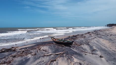 Verlassenes-Fischerboot-Am-Strand-Neben-Einem-Welligen-Meer