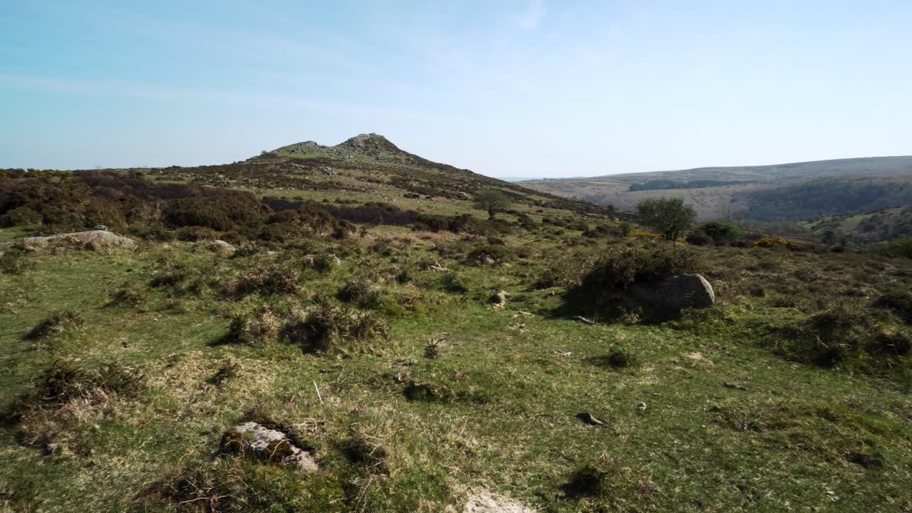 Carrellata che mostra l'incredibile paesaggio granitico di Sharp Tor nel Parco Nazionale di Dartmoor in una giornata di caldo cocente.