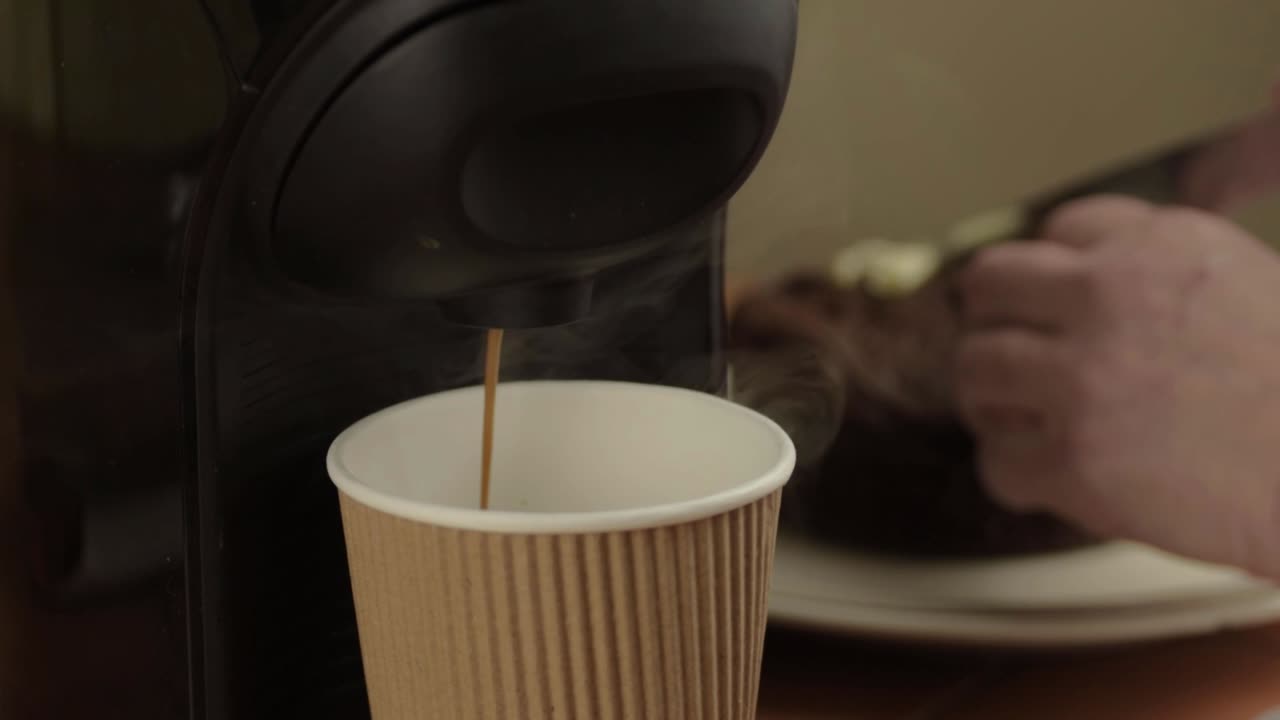 초콜릿 케이크 미디엄 샷을 제공하는 동안 커피 머신 채우기