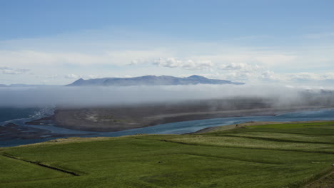 Antena---Hermosas-Colinas-Verdes-En-Hvitserkur,-Vatnsnes,-Islandia,-Descenso-Hacia-Adelante