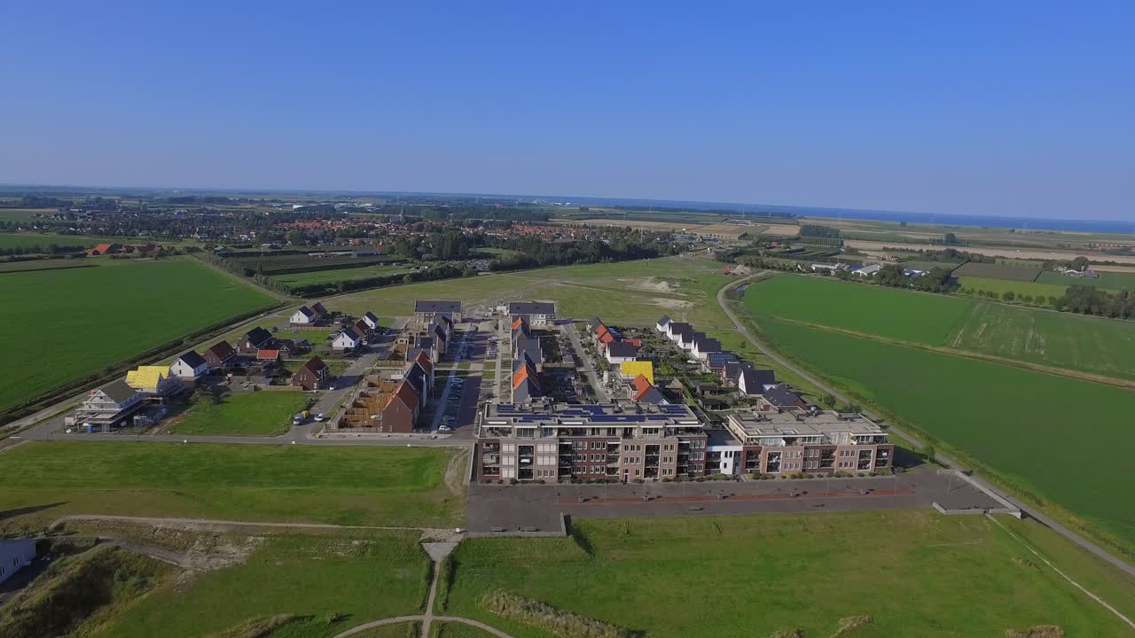 Zdjęcia lotnicze nowej dzielnicy w pobliżu morza w Kruiningen, Holandia
