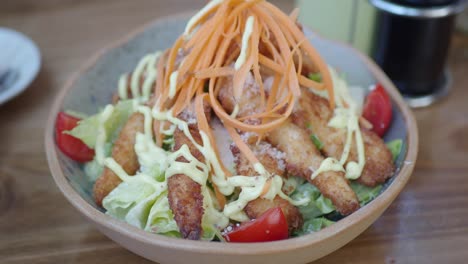 ensalada de pollo crujiente césar