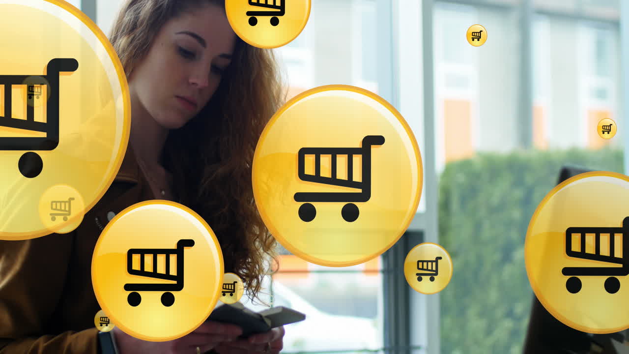 노트북에서 작업하는 동안 노트북을 사용하는 백인 여성 위의 서클에서 쇼핑 카트 아이콘의 애니메이션