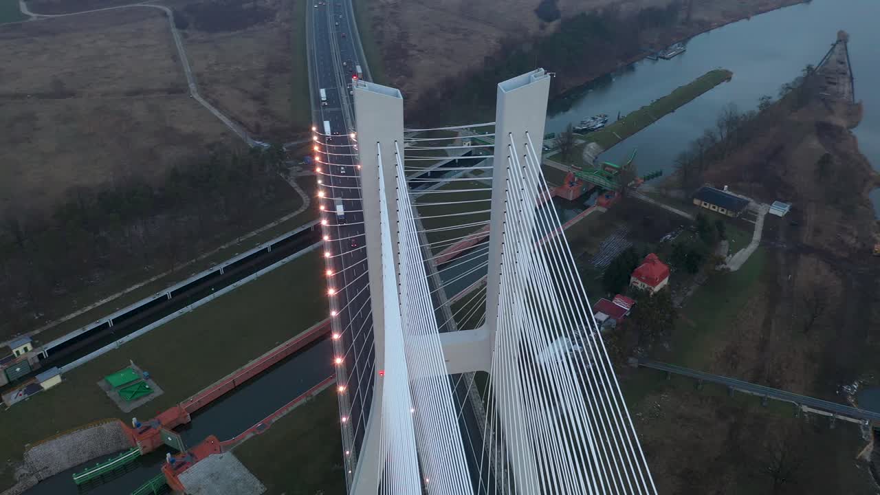 vista aérea de la órbita de la parte superior de un puente fascinante